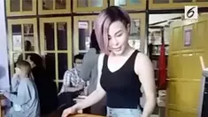 Dua orang wanita seksi yang pernikahannya kandas membuat sebuah kedai yang diberi nama 'Bakmi Janda'.
