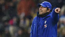 Pelatih Chelsea, Antonio Conte, memberikan instruksi saat melawan Huddersfield pada laga Premier League di Stadion John Smith, Huddersfield, Selasa (12/12/2017). Huddersfield kalah 1-3 dari Chelsea. (AFP/Oli Scarff)