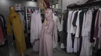 Pemilik usaha baju muslim Rofikoh kini berjualan secara online sejak aturan PSBB diberlakukan. Dari yang tadinya merugi, kini Rofikoh kembali meraup untung. (Foto: Liputan6.com).