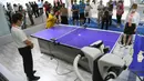 Robot "Pong Bot" bermain tenis meja dengan seorang pengunjung di area ekshibisi komprehensif dalam Pameran Perdagangan Jasa Internasional China (China International Fair for Trade in Services/CIFTIS) 2020 di Beijing, ibu kota China, pada 7 September 2020. (Xinhua/Lu Peng)