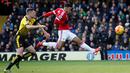 Aksi pemain MU, Memphis Depay, saat mencetak gol ke gawang Watford dalam lanjutan Liga Inggris di Stadion Icarage Road, Watford, Sabtu (21/11/2015). (Action Images via Reuters/John Sibley)