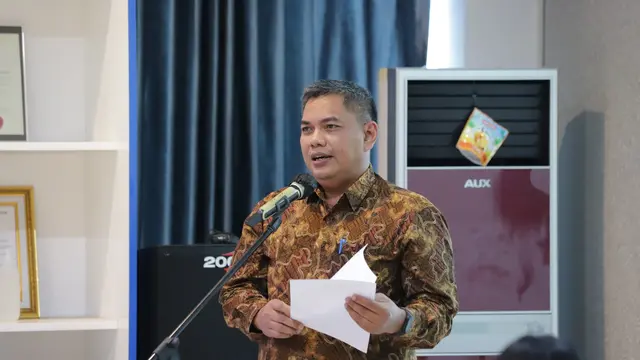 Direktur Kapal Perikanan dan Alat Penangkapan Ikan Ditjen Perikanan Tangkap KKP, Mochamad Idnillah dalam acara penyerahan  3 anak buah kapal (ABK) ke Kedutaan Besar Sri Lanka. (Dok KKP)