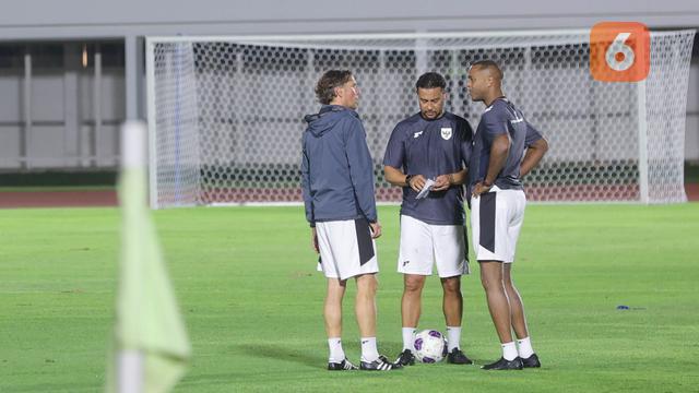 Foto: Jatuh Bangun Emil Audero Mulyadi di Sesi Latihan, Potensi Debut saat Timnas Indonesia vs Bahrain
