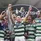 Manajer dan para pemain Celtic merayakan keberhasilan menjuarai Piala Skotlandia usai mengalahkan Motherwell 3-0 pada partai final di Hampden Park, 21 Mei 2011.