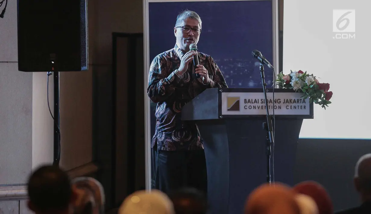 Ketua DPP ADI bidang IT Wendi Usino saat meluncurkan Aplikasi Asosiasi Dosen Indonesia (ADI) dalam acara pembukaan pameran World Post Graduate 2018 di Jakarta, Sabtu (12/5). (Liputan6.com/Faizal Fanani)