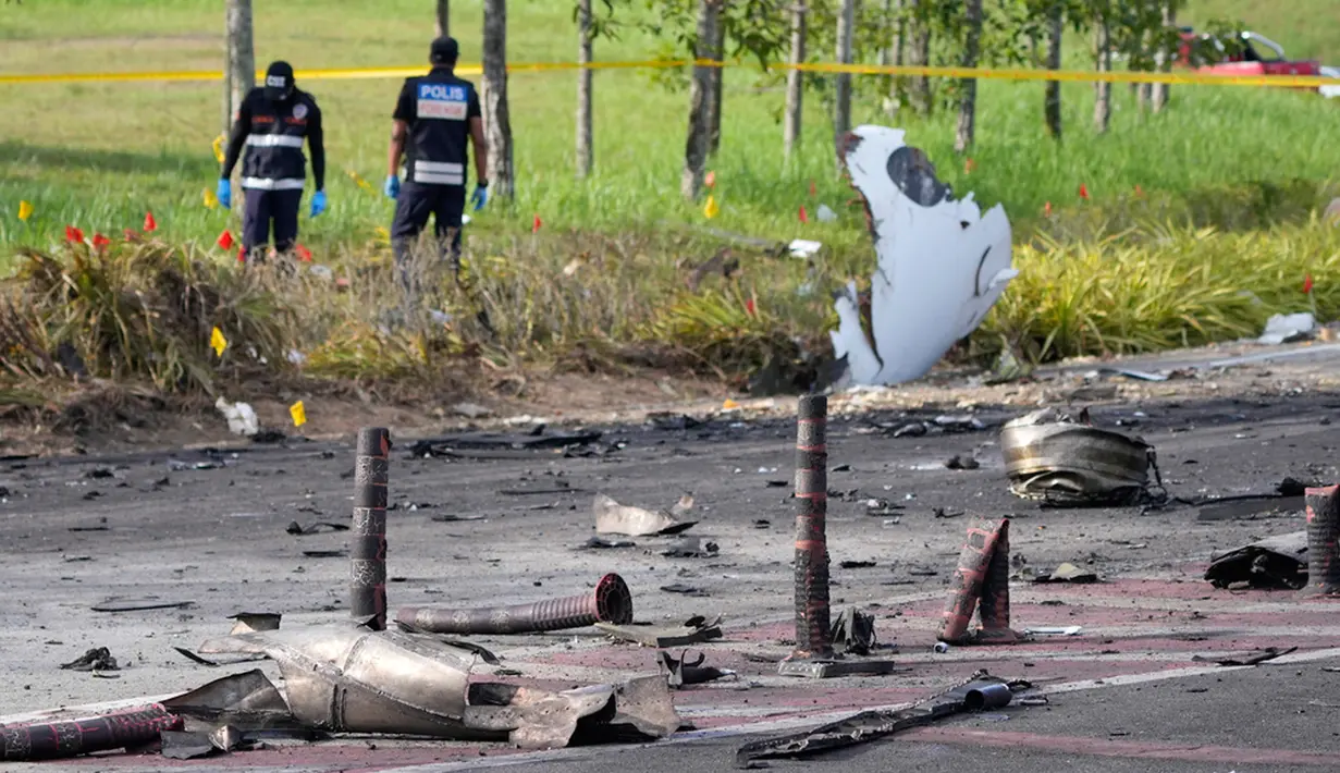 Pesawat itu dilaporkan menabrak sebuah mobil dan sepeda motor, mengakibatkan masing-masing pengemudi tewas. (AP Photo/Vincent Thian)