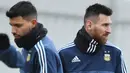 Striker Argentina, Lionel Messi dan Sergio Aguero, saat mengikuti sesi latihan jelang laga persahabatan di Moscow, Rusia, Selasa (7/11/2017). Argentina akan berhadapan dengan Rusia dan Nigeria. (AFP/Kirill Kudryavtsev)