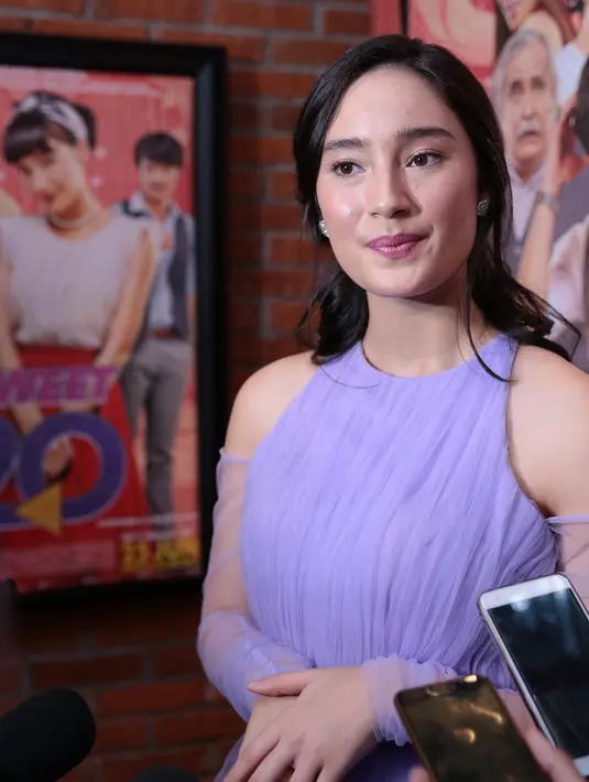 "Banyak banget pengalaman pertama aku di film ini, salah satunya aku nari dangdut di Balai Kota Bandung," kata Tatjana Saphira di acara Wardah Ramadan Gathering 2017, Hotel Dharmawangsa, Jakarta Selatan, Rabu (14/6). (Deki Prayoga/Bintang.com)