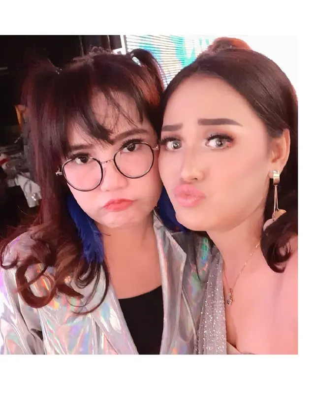 6 Potret Terbaru Via Vallen dengan Pipi Tembam, Makin Imut