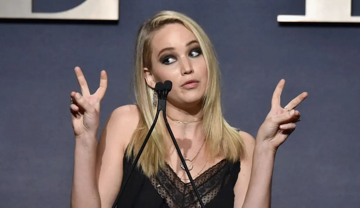 Jennifer Lawrence pun bercerita mengenai perlakuannya yang buruk pada para penggemar. Dilansir dari BBC, hal tersebut dikarenakan dirinya ingin menghindari penggemar. (FRAZER HARRISON/GETTY IMAGES NORTH AMERICA/AFP)