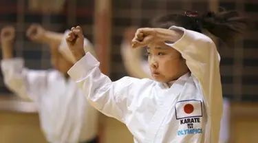 Mahiro Takano, anak perempuan asal Jepang berlatih karate di Nagaoka, Niigata, 18 November 2015. Beberapa waktu yang lalu juara karate berusia 9 tahun itu muncul dalam video klip terbaru dari penyanyi Australia, Sia yang berjudul Alive. (dailymail.co.uk)