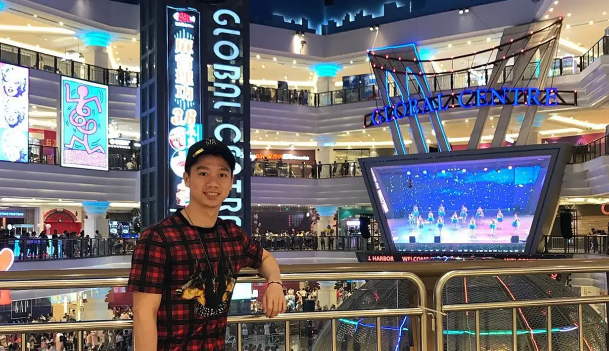 Telah beberapa kali menjuarai pertandingan kelas dunia tak membuat Kevin lupa untuk beristirahat sejenak. Ia bahkan santai dengan tampilan biasa namun tetap tampan. (Liputan6.com/IG/@kevin_sanjaya)