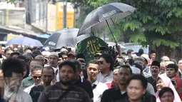 Iring-iringan keluarga, kerabat dan teman mengantarkan jenazah Alm Eko Ndaru Djumadi (Eko DJ) ke TPU Malaka, Pondok Kelapa, Jakarta, Selasa (28/03). (Liputan6.com/Herman Zakharia)