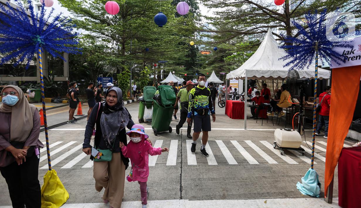 Warga mengunjungi UMKM Bazaar Kuliner di kawasan Jakarta, Minggu (26/6/2022). Bazar ini diselenggarakan dalam rangkaian perayaaan HUT ke-495 DKI Jakarta. (Liputan6.com/Johan Tallo)