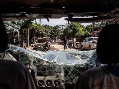 Orang-orang berjalan melewati kendaraan yang rusak di sebuah jalan setelah banjir parah melanda kota Alamo, di negara bagian Veracruz, Meksiko, pada 13 Oktober 2025. (Hector Quintanar/AFP)