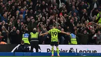 Lendro Trossard ikut menyumbang satu gol dalam kemenangan 3-0 Arsenal di markas Brighton pada laga lanjutan Liga Inggris, Sabtu (07/04/2024) malam WIB. (AFP/Glyn Kirk)