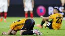 Pemain Wolverhampton Wanderers tertunduk lesu usai ditaklukkan Sevilla pada perempat final Liga Europa, Selasa (11/8/2020). Sevilla menang dengan skor 1-0. (Rolf Vennenbernd/dpa via AP)