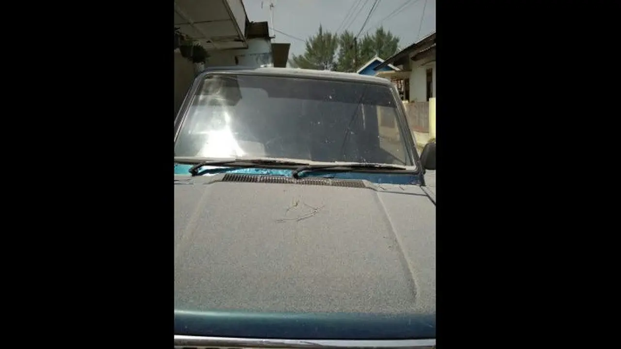 Mobil yang terkena abu vulkanik