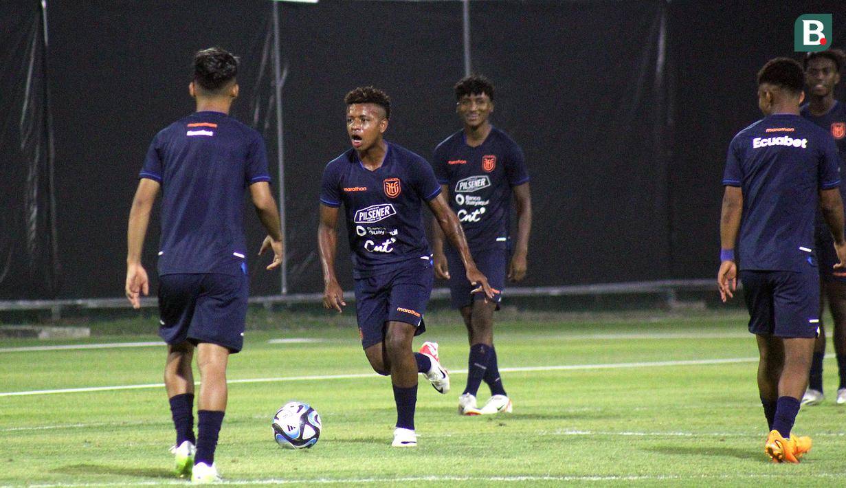 Pemain Timnas Ekuador U-17 menjalani latihan jelang Piala Dunia U-17 2023 di Lapangan Latihan A Stadion Gelora Bung Tomo (GBT), Surabaya, Jawa Timur, Selasa (7/11/2023). Timnas Ekuador U-17 akan melawan Timnas Indonesia U-17 di laga perdana pada 10 November 2023. (Bola.com/Aditya Wany)
