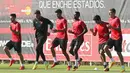 Kiper Benfica, Ederson Moraes, saat menggelar latihan di Seixal Lisbon, Portugal (13/9/2016). (EPA/Miguel A. Lopes)