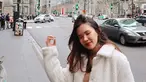 Aktris kelahiran 28 Mei 1993 selalu berhasil tampil kekinian dengan pakaian yang ia pakai. Seperti saat memakai jaket warna putih di ruang publik. Gaya santainya di trotoar Chicago Amerika Serikat ini banjir pujian netizen yang menyebutnya terlihat menawan. (Liputan6.com/IG/@michellejoan_)