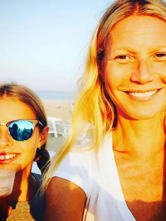 Apel Blythe Alison Martin. Chris Martin dan Gwyneth Paltrow memberi nama Apple karena Chris menyukainya. Lalu Blythe dan Alison merupakan penghormatan dari masing-masing ibu Chris dan Gwyneth. (via  instagram/@gwynethpaltrow)