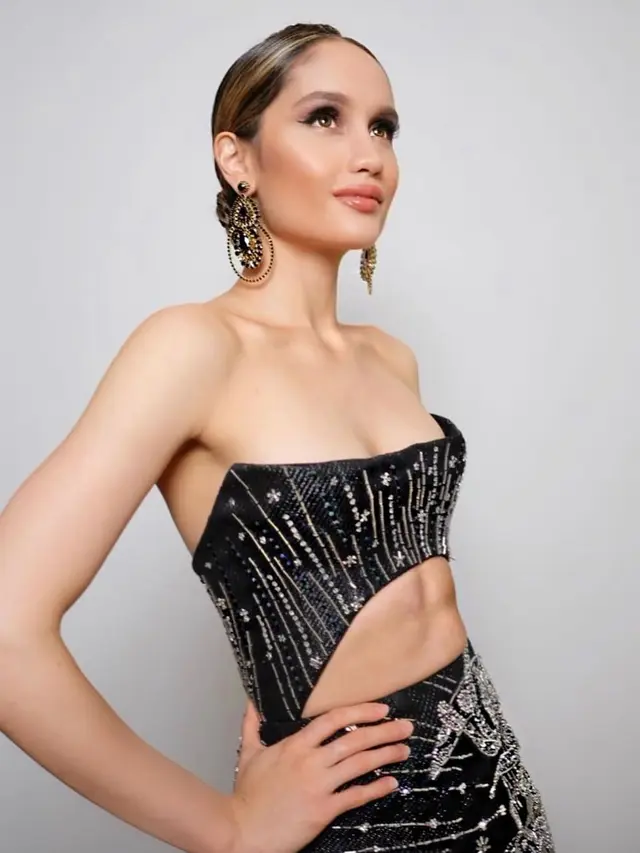 7 Potret Menawan Cinta Laura Pamer Perutnya yang Sixpack