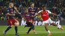 Gelandang serang Arsenal, Alex Iwobi, berusaha melepaskan tendangan ke gawang Barcelona pada laga leg kedua babak 16 besar Liga Champions di Stadion Camp Nou, Kamis (16/3/2016) dini hari WIB. (Action Images via Reuters/Carl Recine)