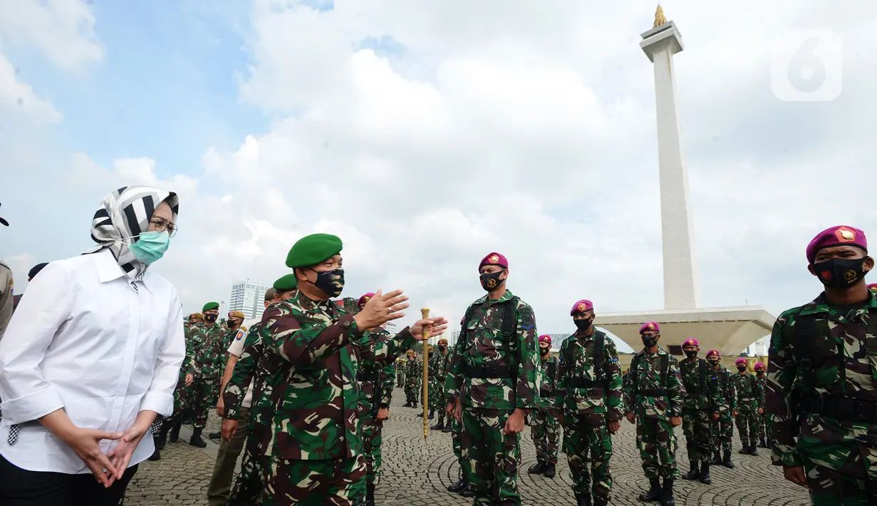 Pangdam Jaya Mayjen TNI Dudung Abdurachman bersama Wali Kota Tangerang Selatan, Airin Rahmi Diany menyapa pasukan saat apel gelar pasukan di Lapangan Silang Monas, Jakarta, Jumat (20/11/2020). (merdeka.com/Imam Buhori)