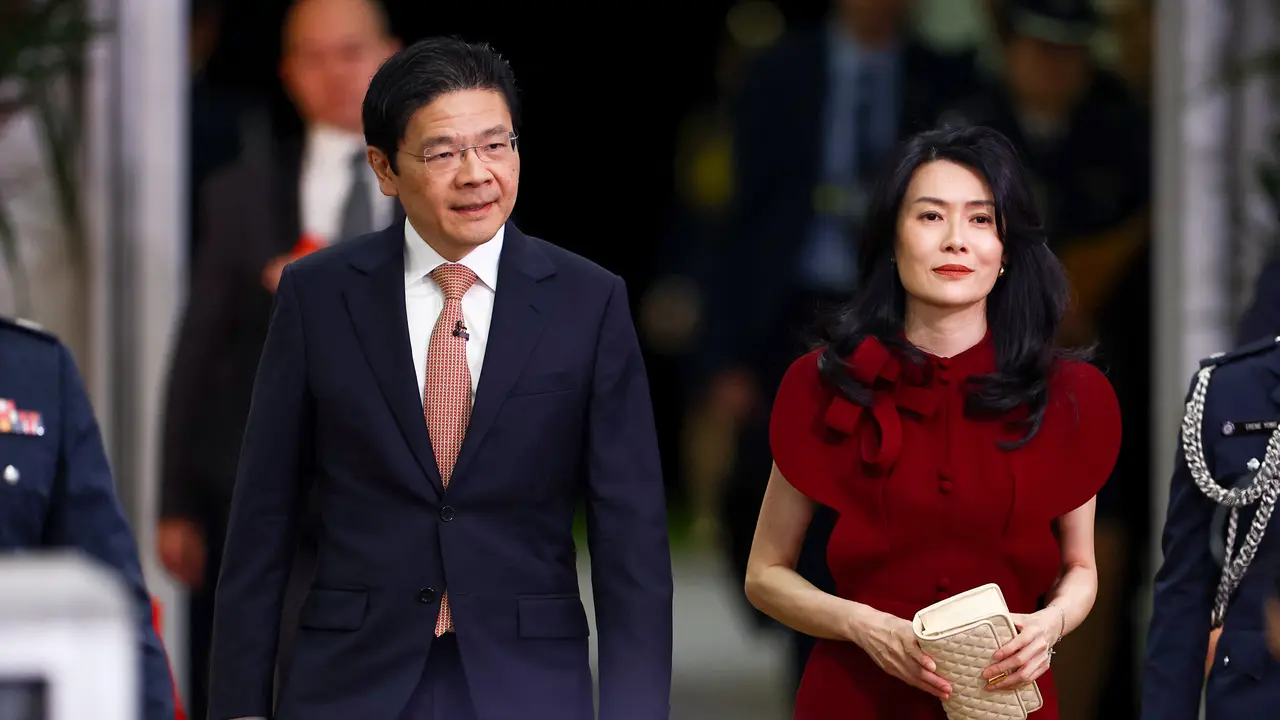Perdana Menteri Singapura Lawrence Wong (kiri) tiba bersama istrinya Loo Tze Lui untuk upacara pelantikan dirinya dan kabinetnya di Istana di Singapura pada tanggal 23 Mei 2025.