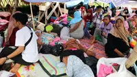 Warga terdampak gempa berada di posko pengungsian di Desa Kadugampit, Kabupaten Cianjur, Jawa Barat, Selasa, (22/11/2022). Data dari BPBD Kabupaten Cianjur mencatat, hingga pukul 21.30 WIB sebanyak 162 orang meninggal dunia, 326 warga luka-luka, dan 13.784 warga mengungsi. (Liputan6.com/Herman Zakharia)
