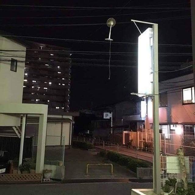 6 Potret Kipas Angin di Tempat Tak Biasa Ini Bikin Geleng Kepala