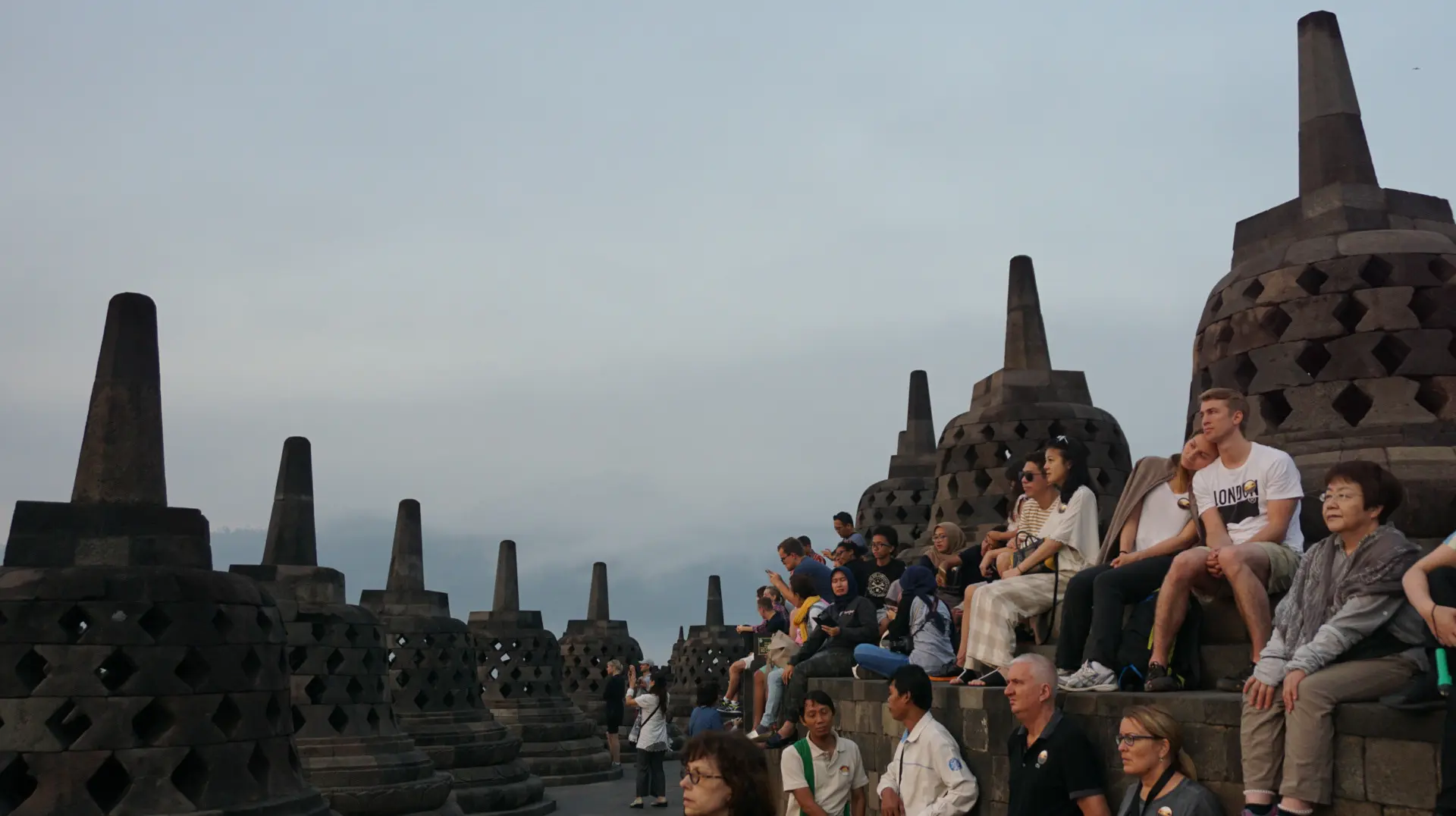 Pengunjung yang memburu matahari terbit dari puncak candi Borobudur, memandang ke arah yang sama. (foto :  / fajar abrori)
