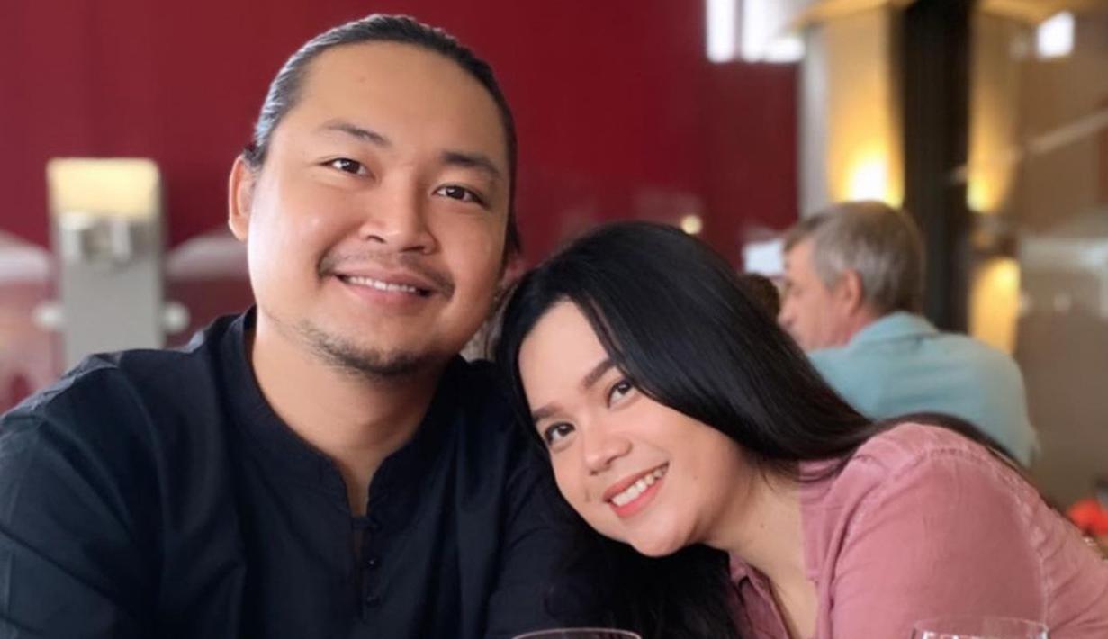 Belum lama ini, Sinta mengungkap kisah awal viralnya lagu Keong Racun melalui laman TikTok-nya. Ia mengungkapnya setelah 12 tahun berlalu. Ceritanya pun viral dan membuat setiap video TikTok yang ia unggah menjadi fyp. Hal tersebut membuat perjalanan cintanya dengan sang suami juga ikut bikin orang penasaran. (Liputan6.com/IG/@sisisinta)