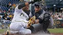 Aksi pemain Starling Marte dari tim bisbol Pittsburgh Pirates (kiri) saat berhadapan dengan Milwaukee Brewers. (AP/Gene J. Puskar)
