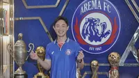 Pemain baru Arema FC, Choi Bo-kyung, diperkenalkan di kantor manajemen klub, di Malang, Senin (1/7/2024). (Bola.com/Iwan Setiawan)