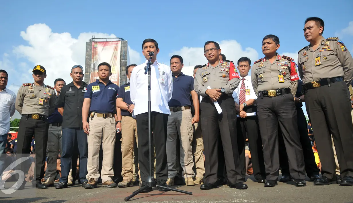 MenPAN RB Yuddy Chrisnandi memberikan keterangan saat rilis hasil cipta kondisi akhir tahun di Polda Metro Jaya, Jakarta (30/12). Barang bukti dan tersangka dihadirkan dari seluruh Polres dan Polsek sejabodetabek. (Liputan6.com/Gempur M Surya)