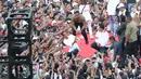 Capres 01 Joko Widodo berselfie dengan pendukungnya saat kampanye akbar bertajuk 'Konser Putih Bersatu' di Stadion Gelora Bung Karno, Jakarta, Sabtu (13/4). Dalam kampanyenya Jokowi mengajak  untuk mencoblos pasangan 01 Jokowi-Ma'ruf Amin saat Pemilu 2019. (Liputan6.com/Angga Yuniar)