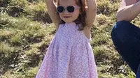 Putri Charlotte terlihat menari sambil mengenakan kacamata hitam saat menghadiri acara amal bertajuk Maserati Royal Charity Polo Trophy di Beaufort Polo Club, Gloucestershire, Minggu (10/6). Pangeran William ambil bagian dalam kegiatan tersebut (AP Photo)