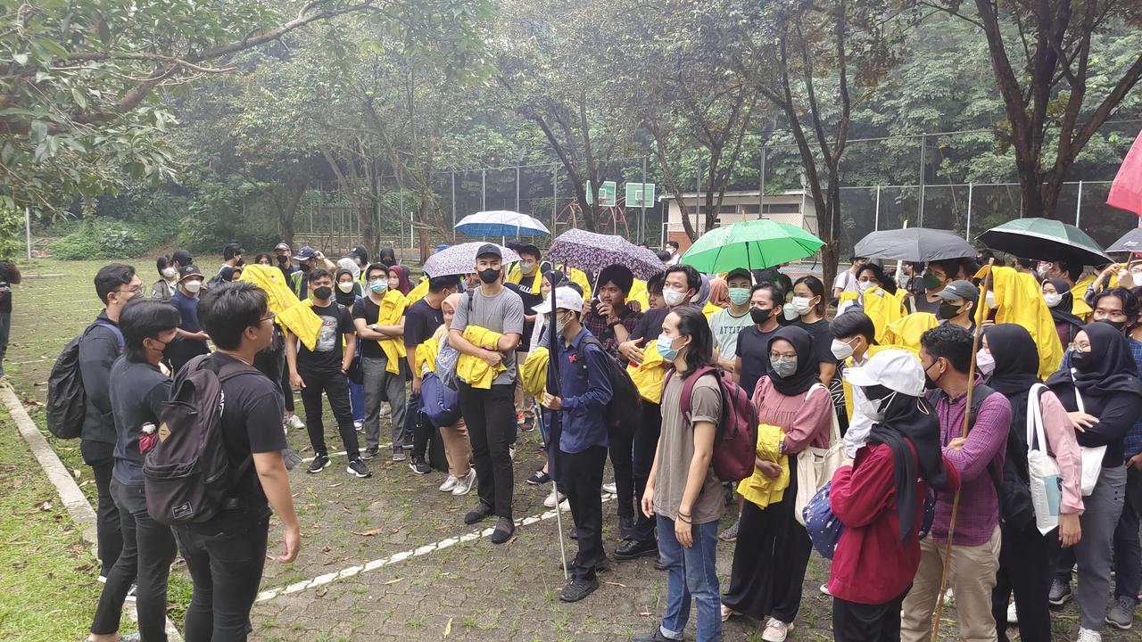 Mahasiswa Universitas Indonesia (UI) berkumpul sebelum mengikuti demo di depan Istana Negara, Jakarta, Kamis (21/4/2022).