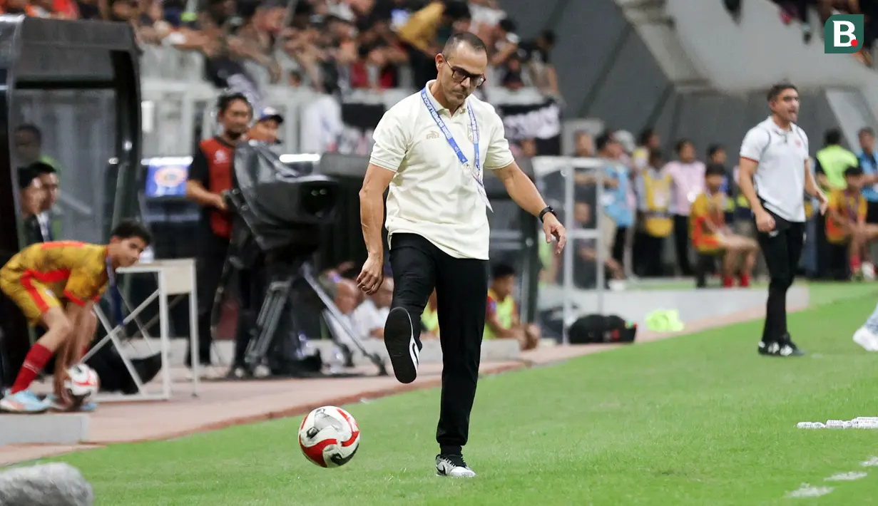 Pelatih Boreno FC, Fábio Lefundes menendang bola saat laga lanjutan BRI Super League 2025/2026 melawan Persija Jakarta di Jakarta International Stadium (JIS), Jakarta Utara, Selasa (03/03/2026). (Bola.com/M Iqbal Ichsan)
