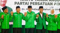 Menteri Pariwisata dan Ekonomi Kreatif (Menparekraf) Sandiaga Uno  (tengah) berpose dengan Pelaksana tugas (Plt) Ketua Umum PPP Mardiono, Ketua Majelis Pertimbangan PPP Romahurmuziy hingga Sekjen PPP Arwani Thomafi usai dikenalkan sebagai kader Partai Persatuan Pembangunan (PPP) jelang Pemilu 2024 di Jakarta, Rabu (14/6/2023). (Liputan6.com/Angga Yuniar)