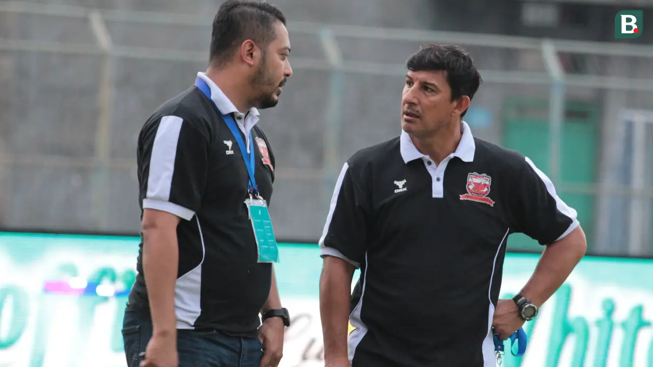 Pelatih Madura United, Angel Alfredo Vera (kanan), dan manajer Madura United, Umar Wachdin.