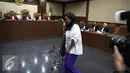 Damayanti bersiap menuju bangku yang telah disediakan di Pengadilan Tipikor, Jakarta, Senin (29/8). Damayanti akan menjalani sidang pembacaan tuntutan oleh jaksa. (Liputan6.com/Faizal Fanani)