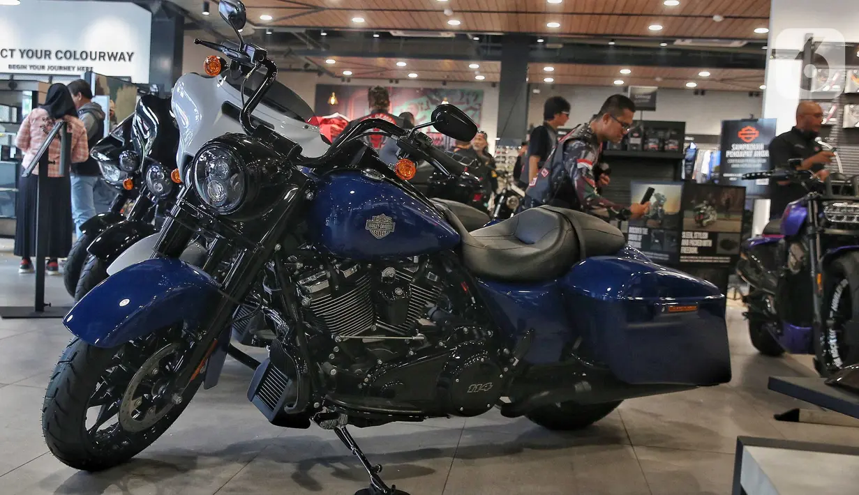 Pengunjung melihat deretan motor besar atau motor gede (moge) yang dipasarkan di diler Anak Elang Harley-Davidson di Jakarta, Minggu (2/2/2025). (Liputan6.com/Angga Yuniar)