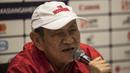 Atlet bridge Indonesia, Bambang Hartono, memberikan keterangan pers di JiExpo Kemayoran, Jakarta, Rabu (22/8/2018). Orang terkaya Indonesia itu optimis mampu sumbang medali emas Asian Games. (Bola.com/Vitalis Yogi Trisna)