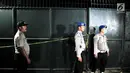 Sejumlah polisi berjaga di depan pabrik kembang api di Kosambi, Tangerang, Banten, Kamis (26/10). Kebakaran di tempat pembuatan kembang api ini menewaskan setidaknya 47 orang karyawan dan puluhan lainnya terluka bakar. (Liputan6.com/Helmi Afandi)