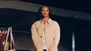 Aneesah Morrow dari Connecticut Sun tampil dengan long coat beige dipadukan short pants hitam. Ia membawa tas Coach hitam sling rantai emas, sambil mengenakan stiletto heels hitam. [Coach]
