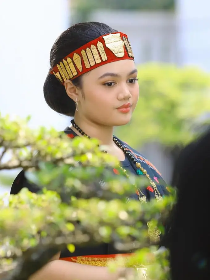 Pesona Amora Lemos Putri Krisdayanti Dibalut Kain Ulos Batak