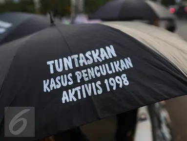 Aktivis Jaringan Solidaritas Korban untuk Keadilan (JSKK) melakukan aksi Kamisan ke-438 di Jakarta, (7/4). Mereka berharap agar Presiden Jokowi memegang teguh komitmen untuk menyelesaikan pelanggaran HAM berat masa lalu. (Liputan6.com/Immanuel Antonius)